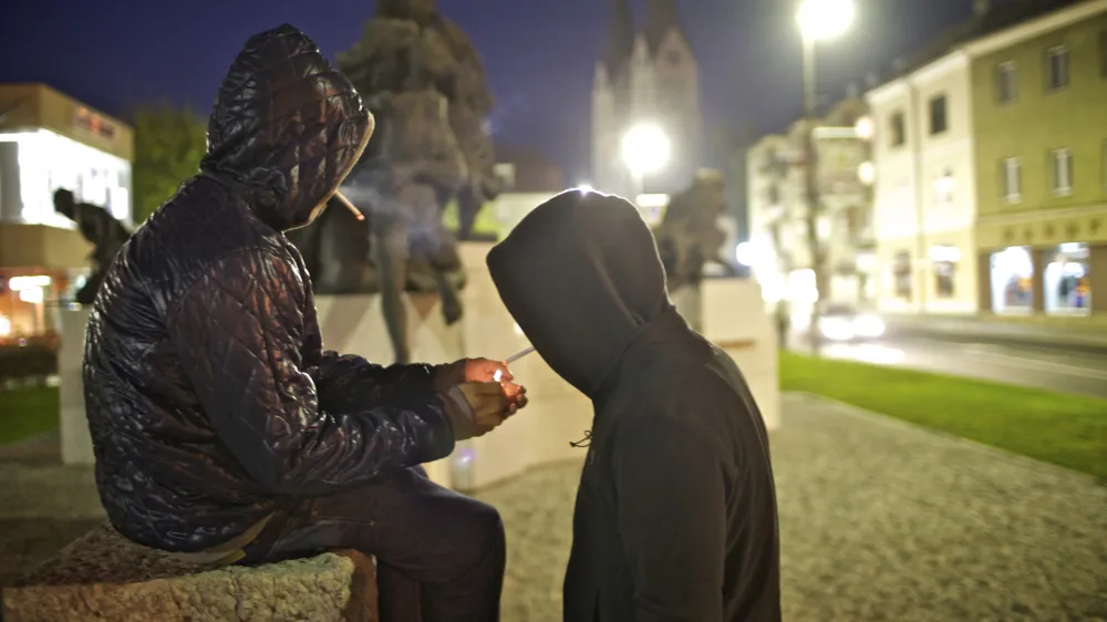 najstniki- Kočevje 2011 - vandalizem - številni nočni požigi - razmišljajo o policijski uri, da bi vsem mlajšim od 16 let po 22. uri prepovedovali zbiranje na prostem  //FOTO: Jaka Adamič