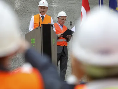 - 13.06.2022 - slavnostni dogodek preboja prvega predora Mlinarji ob gradnji drugega tira železniške proge Divača-Koper, govorniki bodo predsednik uprave 2TDK Pavle Hevka, minister za infrastrukturo Bojan Kumer, turški minister za promet in infrastrukturo Adil Karaismailoglu, direktor družbe Kolektor CPG Kristjan Mugerli ter predsednik upravnega odbora Yapi Merkezi Basar Arioglu; pred predorom Mlinarji, ČRNI KAL //FOTO: Jaka Gasar