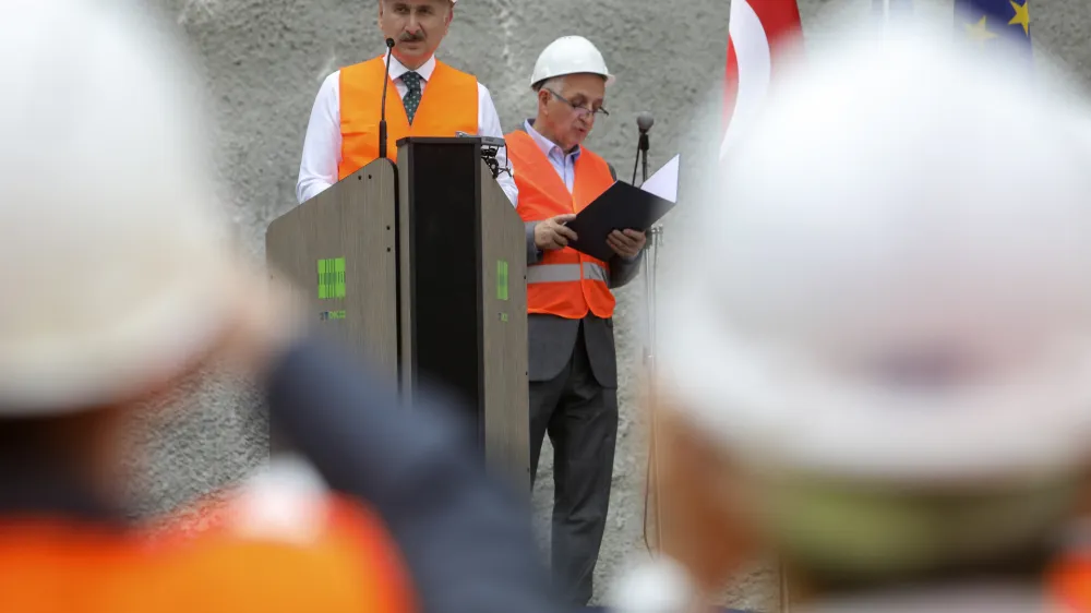 - 13.06.2022 - slavnostni dogodek preboja prvega predora Mlinarji ob gradnji drugega tira železniške proge Divača-Koper, govorniki bodo predsednik uprave 2TDK Pavle Hevka, minister za infrastrukturo Bojan Kumer, turški minister za promet in infrastrukturo Adil Karaismailoglu, direktor družbe Kolektor CPG Kristjan Mugerli ter predsednik upravnega odbora Yapi Merkezi Basar Arioglu; pred predorom Mlinarji, ČRNI KAL //FOTO: Jaka Gasar