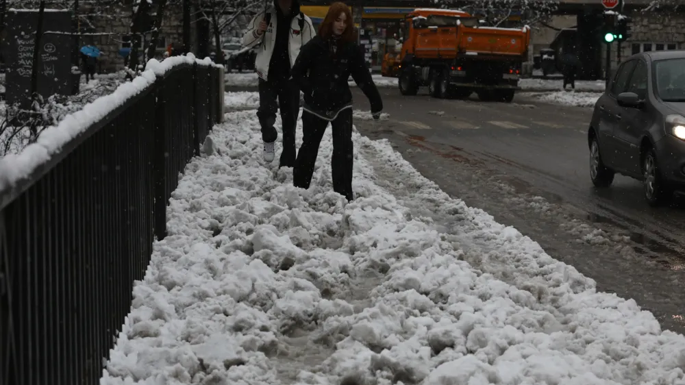 - neočiščen pločnik <br><br>16.01.2023 – Obilno sneženje v Ljubljani – sneg povzročil težave v prometu -<br><br> <br><br>//FOTO:<br><br>foto luka cjuha