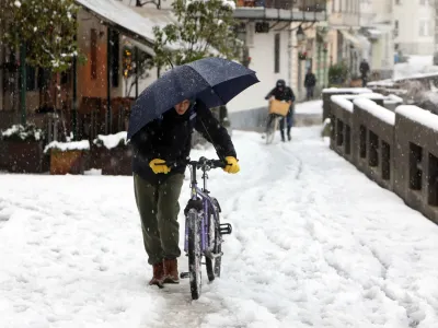 - Gallusovo nabrežje - neočiščena ulica in kolesarji - zima<br><br>- 16.01.2023 – Obilno sneženje v Ljubljani – sneg povzročil težave v prometu - <br><br>//FOTO:Tomaž Skale<br>