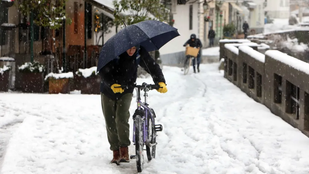 - Gallusovo nabrežje - neočiščena ulica in kolesarji - zima<br><br>- 16.01.2023 – Obilno sneženje v Ljubljani – sneg povzročil težave v prometu - <br><br>//FOTO:Tomaž Skale<br>