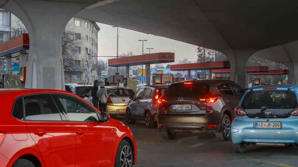 ﻿Bencinski servis Petrol - Šmartinska cesta v Ljubljani.- 07.03.2022 - podražitev pogonskih goriv v Sloveniji - gneča na bencinskih črpalkah - liter bencina dražji za deset centov, liter dizla dražji za dvajset centov - kolona vozil. //FOTO: Luka Cjuha