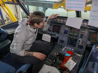 Rosana med natančnim pregledom pilotske kabine potniškega letala