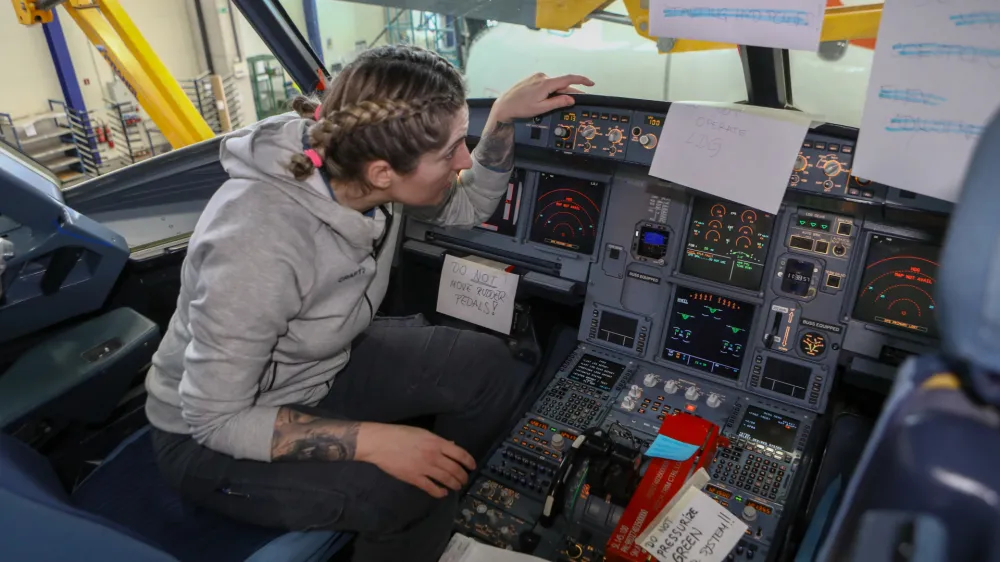 Rosana med natančnim pregledom pilotske kabine potniškega letala