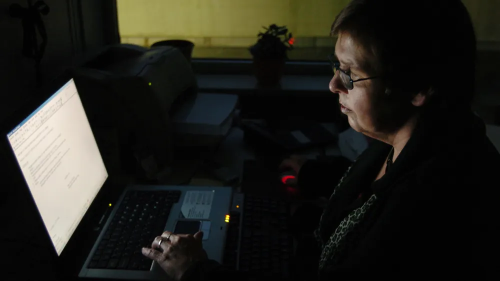 lustracija - nočno delo, računalnik, //FOTO:Jaka Adamič<br><br>OPOMBA: ZA OBJAVO V SOBOTNI PRILOGI