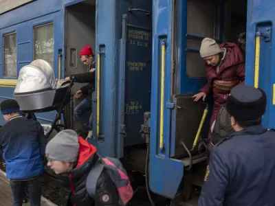 Ukrajinski begunci bodo 4. marca dobili nove izkaznice za še eno leto. Politika medtem zanje išče bolj vzdržne rešitve. Fotografija prikazuje begunce ob začetku vojne v Ukrajini.