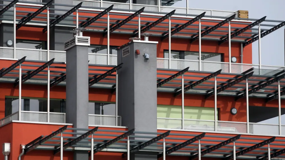 V DSU ocenjujejo, da so bila dosedanja prizadevanja pri gradnji stanovanj preozko zastavljena, saj niso podpirala potreb večine prebivalcev, tudi tistih, ki niso socialno ogroženi. Poleg tega so preveč temeljili na proračunskem financiranju. Fotografija je simbolična.