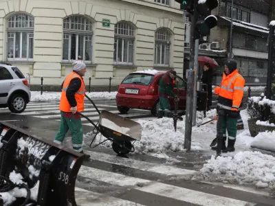 - Kopitarjeva ulica - čiščenje pločnika - kidanje<br><br>- 16.01.2023 – Obilno sneženje v Ljubljani – sneg povzročil težave v prometu -<br><br> <br><br>//FOTO:<br><br>Bojan Velikonja