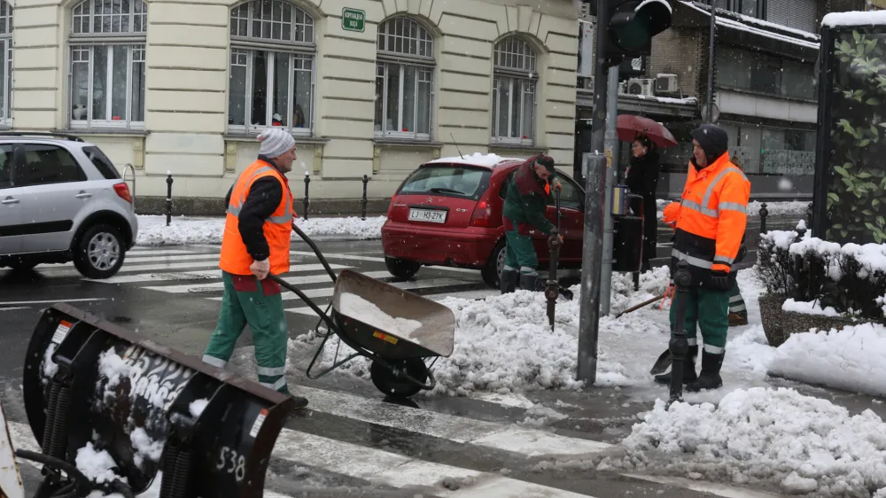 - Kopitarjeva ulica - čiščenje pločnika - kidanje<br><br>- 16.01.2023 – Obilno sneženje v Ljubljani – sneg povzročil težave v prometu -<br><br> <br><br>//FOTO:<br><br>Bojan Velikonja