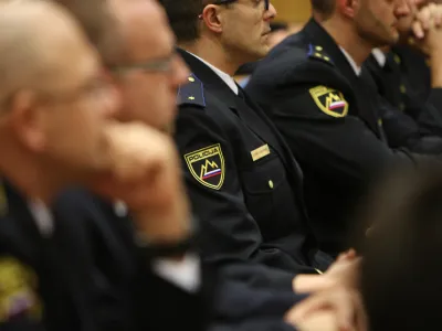 Sodišča pričanjem policistov praviloma verjamejo, saj kot uradne osebe uživajo zaupanje. Posamezniki to zaupanje včasih tudi zlorabijo.