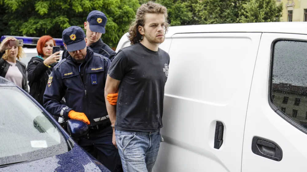 ﻿Peter Gaspeti, osumljeni trojnega umora pripeljali pred preiskovalnega sodnika - 15.6.2020 - Trojni umor v vasi Škocjan pri Domžalah - 24-letnik je z nožem zabodel babico, dedka in strica nakar se je na kraju tudi predal policistom - družinska tragedija //FOTO: Matjaž Rušt