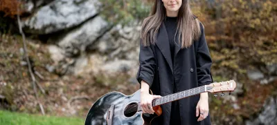 Kantavtorica Ditka med snemanjem videospota Naša pesem, ki bo premiero doživel jutri v CUK Kino Šiška. 