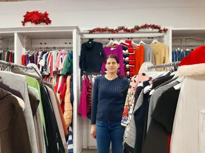 V teh mrzlih zimskih dneh so najbolj zaželeni topli volneni puloverji, dobro gredo v promet tudi kape, šali in rokavice, ugotavlja Anka Kalan.