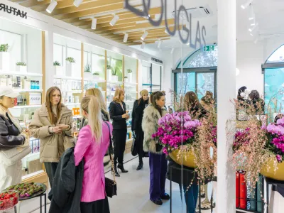 Predstavitev nove parfumerije v središču mesta je pritegnila pozornost radovednih kupcev. F Douglas