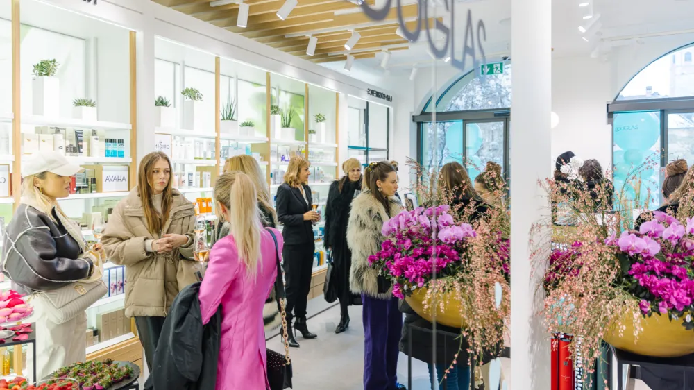 Predstavitev nove parfumerije v središču mesta je pritegnila pozornost radovednih kupcev. F Douglas