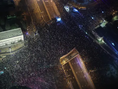 21 January 2023, Israel, Tel Aviv: People take part in a demonstration against the new government in Tel Aviv. Photo: Ilia Yefimovich/dpa