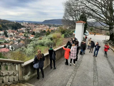 Pot minibusa vodi po naslednjih turističnih in kulturnih znamenitostih: Trg Evrope, Park Coronini, Travnik, občinska palača, Goriški grad, prehod Rožna Dolina, pa mimo poslopja, v katerem je razstava Na šverc! Tihotapstvo na Goriškem po drugi svetovni vojni, pa naprej Solkanski most, spomenik Edvardu Rusjanu, Bevkov trg, frančiškanski samostan Kostanjevica.