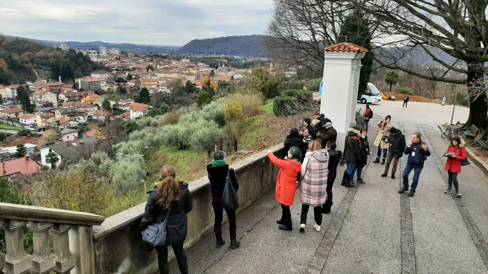 Pot minibusa vodi po naslednjih turističnih in kulturnih znamenitostih: Trg Evrope, Park Coronini, Travnik, občinska palača, Goriški grad, prehod Rožna Dolina, pa mimo poslopja, v katerem je razstava Na šverc! Tihotapstvo na Goriškem po drugi svetovni vojni, pa naprej Solkanski most, spomenik Edvardu Rusjanu, Bevkov trg, frančiškanski samostan Kostanjevica.