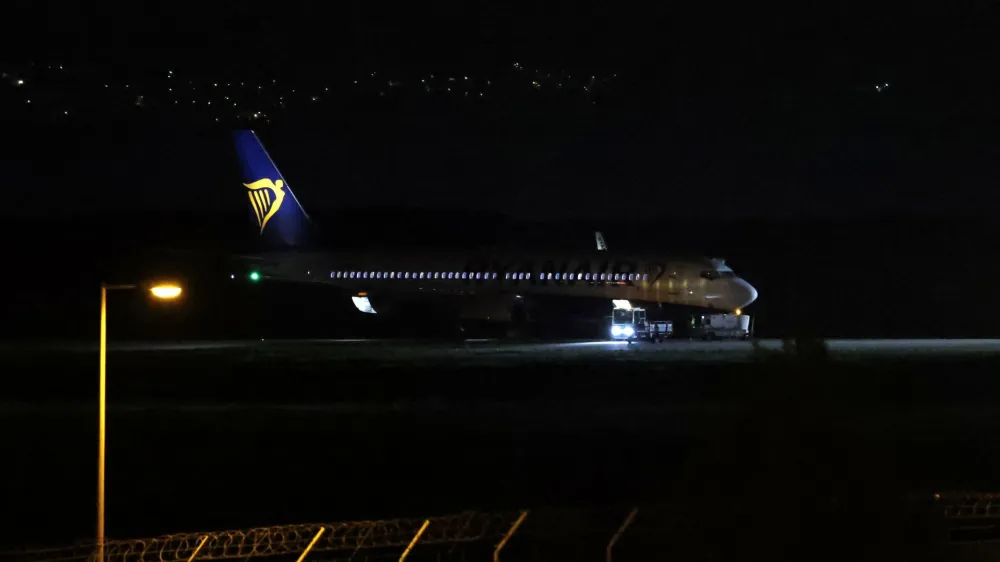 A Ryanair plane is seen on the runway, after landing at Athens' International Eleftherios Venizelos airport, following a bomb threat in midair, on the outskirts of Athens, Greece, January 22, 2023. REUTERS/Alkis Konstantinidis