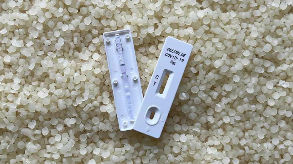 V začetni fazi projekta bodo hitre teste zbirali in jih ustrezno sterilizirali. Nato jih bodo zmleli in s postopki separacije ločili membrane z nanozlatom od plastičnih ohišij. (Foto: Skaza)