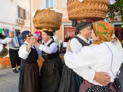 Šavrinke med plesom. Marija Knez je druga z leve.