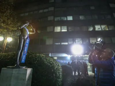 Na RTV Slovenija bo v torek delo potekalo brez prekinitve, saj je vršilec dolžnosti generalnega direktorja stavkajočim ponudil stavkovni sporazum.