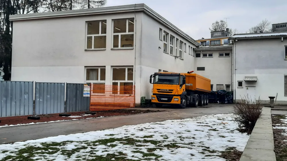 Izbrani izvajalec bo vsa naročena dela za Osnovno šolo Savsko naselje moral opraviti do 1. septembra letos, tako da bi učenci novo šolsko leto lahko začeli v matični šoli in ne na nadomestnih lokacijah.  Foto: Luka Cjuha