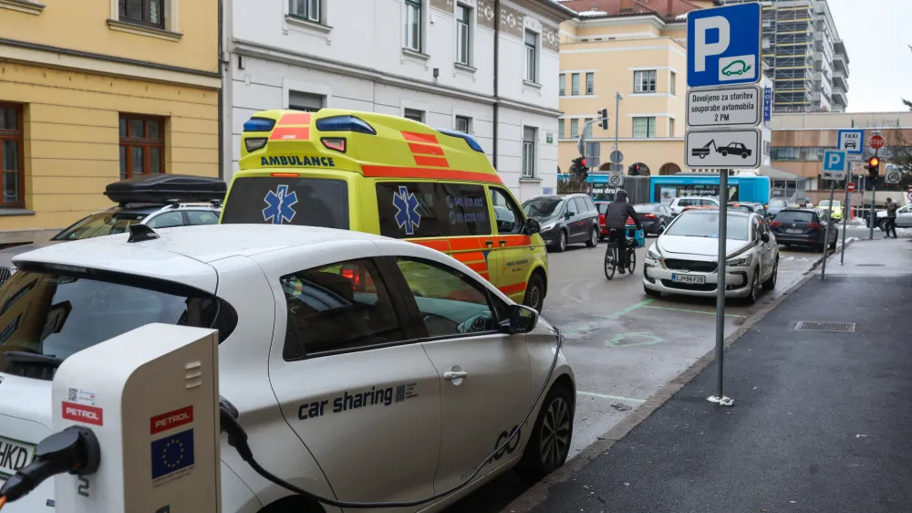 - električna polnilnica - polnilna postaja - električna mobilnost -električna polnilnica za električno vozilo - - polnilna postaja - električna mobilnost- 25.01.2023 – Vrhovčeva ulica 10 v Ljubljani - Avant2Go parkirišče Poliklinika - brezplačno parkiranje električnega vozila – 100 % električni car sharing - //FOTO: Bojan Velikonja
