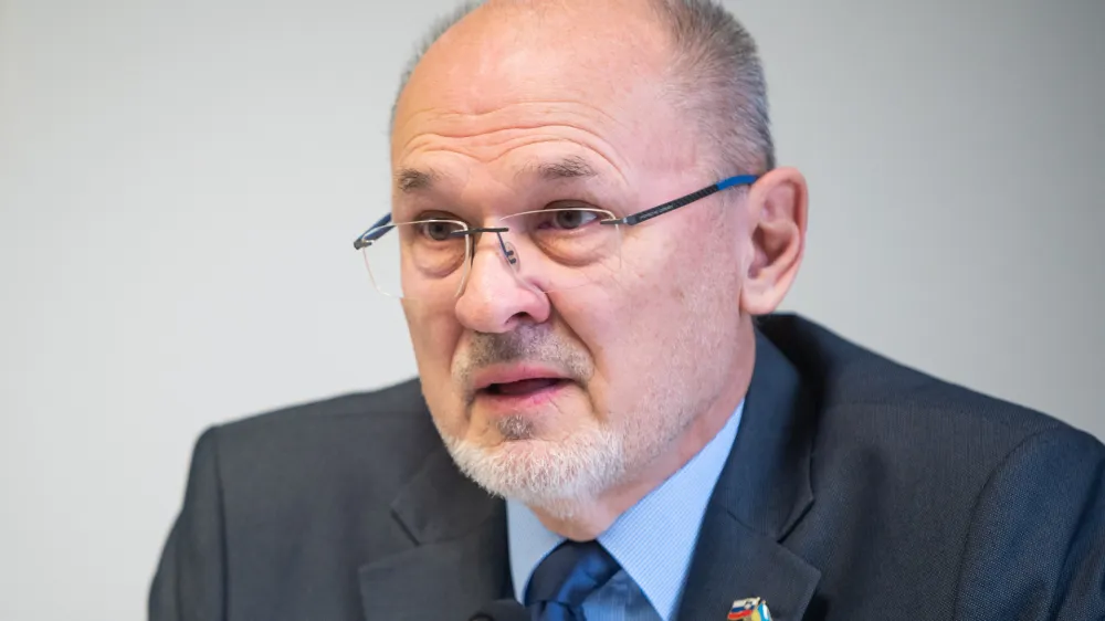 Ljubljana, Muzejska zbirka Zdruzenja VSO.<br>Novinarska konferenca Zdruzenja za vrednote slovenske osamosvojitve (VSO), na kateri so predstavili stalisca glede zdruzenja Muzeja slovenske osamosvojitve in Muzeja novejse zgodovine Slovenije v Muzej novejse in sodobne zgodovine Slovenije.<br>Nekdanji drzavni sekretar Jelko Kacin.