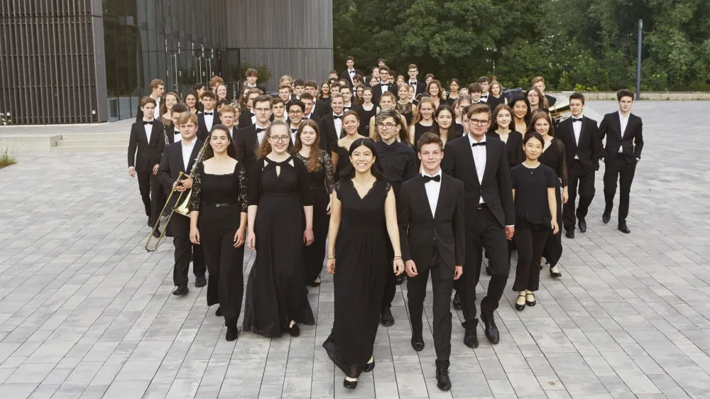 BJO, Bundesjugendorchester in und ausserhalb der Tauber Philharmonie in Weikersheim