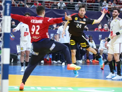 25 January 2023, Poland, Danzig: Germany's Patrick Groetzki throws against France's goalkeeper Remi Desbonnet during the Handball World Cup quarterfinal match between France and Germany at the Ergo Arena Photo: Jan Woitas/dpa