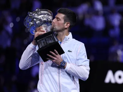 Novak Đoković je v desetem finalu v Melbournu zmagal še desetič in se znova povzpel na prvo mesto lestvice ATP. 