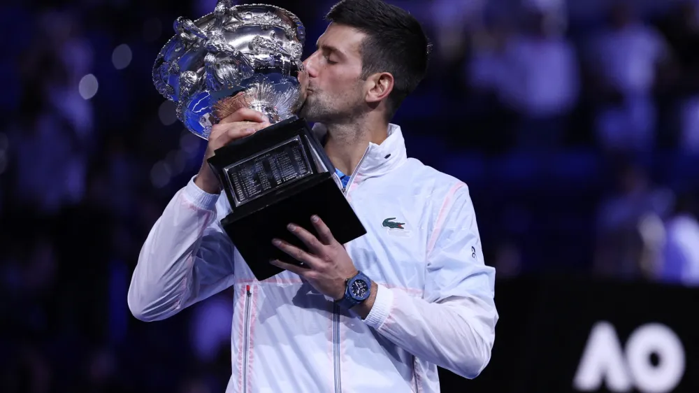 Novak Đoković je v desetem finalu v Melbournu zmagal še desetič in se znova povzpel na prvo mesto lestvice ATP. 