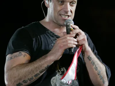 British entertainer Robbie Williams performs in Berne, Switzerland, late Wednesday, Aug 23, 2006. (AP Photo/Keystone/Monika Flueckiger) === PRINTMEDIA ONLY, NO SALES, NO ARCHIVES ===