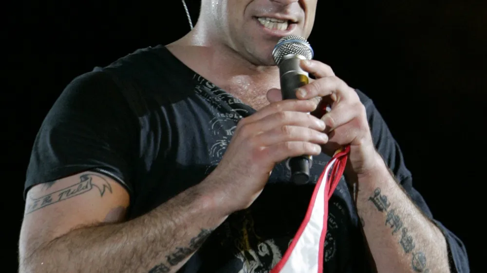 British entertainer Robbie Williams performs in Berne, Switzerland, late Wednesday, Aug 23, 2006. (AP Photo/Keystone/Monika Flueckiger) === PRINTMEDIA ONLY, NO SALES, NO ARCHIVES ===