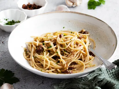Špageti s pečenim česnom in sušenimi paradižniki
