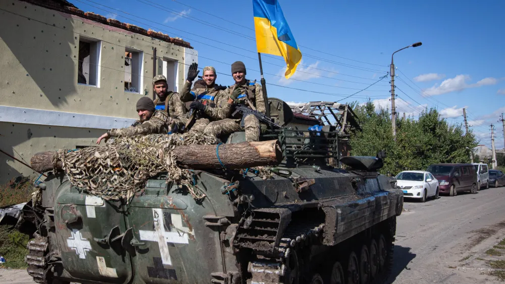 19 September 2022, Ukraine, Izium: Ukrainian soldiers ride on an armoured personnel carrier in the city of Izium in the Kharkiv region, which was recently recaptured by Ukrainian forces. Photo: Oleksii Chumachenko/SOPA Images via ZUMA Press Wire/dpa