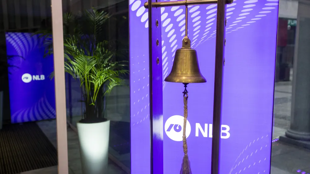 ﻿- simbolična fotografija - NLB -- trgovanje z vrednostnimi papirji - delnice - obveznice - zvonec na Ljubljanski borzi;<br><br><br>- 14.11.2018 – Ljubljanska borza - Delnice NLB so začele kotirati na ljubljanski in londonski borzi. S tem se je končala prodaja 65 odstotkov največje banke v državi po metodi IPO. Država je ohranila 35-odstotni delež, med večjimi lastniki pa sta po novem ameriški sklad in EBRD. //FOTO: Matjaž Rušt