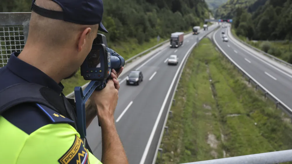 Policija je od avgusta predlani do avgusta lani obravnavala 105.600 hitrostnih kršitev. Foto: Jaka Gasar 