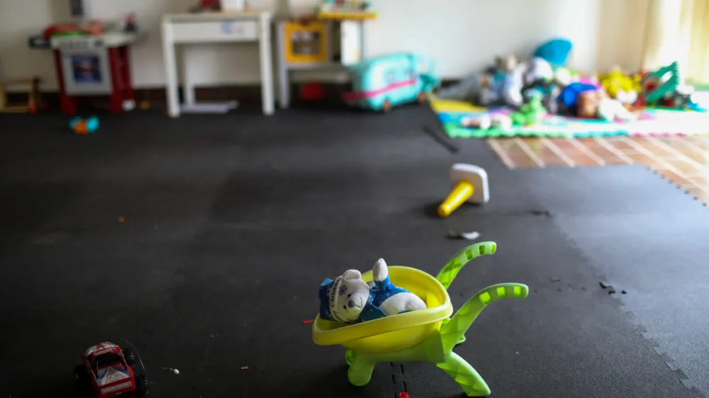 simbolična fotografija, otroške igrače, otroštvo, otroci, zloraba otrok.- 14.12.2022 – Ankaran - Nastanitveni center za ukrajinske begunce Debeli rtič - Begunski otroci iz Ukrajine v Sloveniji – begunci - //FOTO: Bojan VelikonjaOPOMBA: REPORTAŽA ZA NEDELJSKI 2022