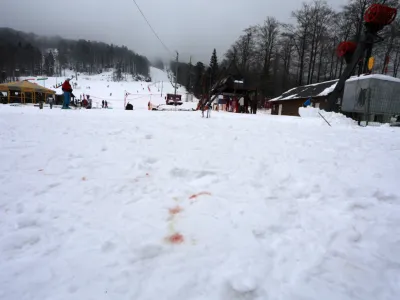 Manj&scaron;e, a zelo prijetno in priljubljeno smuči&scaron;če Platak nad Reko je bilo prizori&scaron;če brutalnega napada treh borcev na gorskega re&scaron;evalca.&nbsp;
