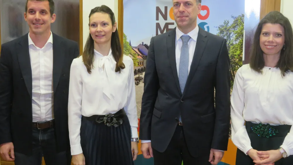 Novomeška poklicna podžupana bosta Urban Kramar (prvi z leve) in Sara Tomšič (ob njem), občinsko upravo pa bo prihodnjih pet let vodila Jana Bolta Saje (desno). 