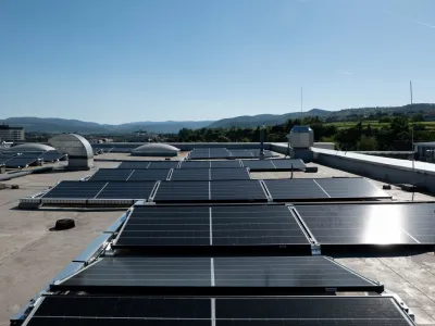 Ljubljanska občina še izbira partnerja za gradnjo sončnih elektrarn na občinskih stavbah. Družba SES pa načrtuje, da bo še letos poleti končala gradnjo sončnih elektrarn na treh nakupovalnih središčih v prestolnici. 