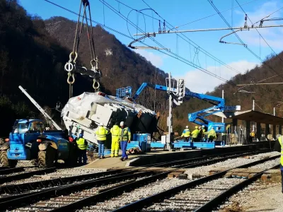 Dvig prevrnjenega transformatorja na železniški postaji v Zidanem Mostu