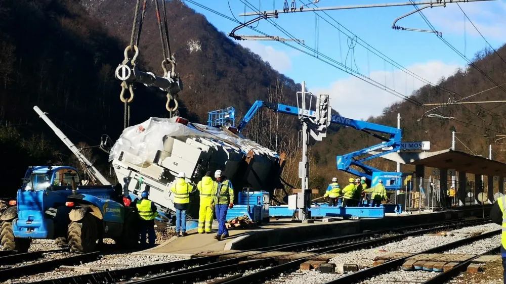 Dvig prevrnjenega transformatorja na železniški postaji v Zidanem Mostu