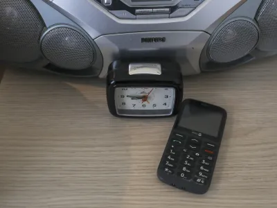 - simbolična fotografija – starejši občani – starostniki - upokojenci - radio - ura - mobilni telefon<br><br>- 20.01.2023 - SeneCura - Dom starejših občanov Komenda, Juhantova pot 9,<br> <br>//FOTO: Jaka Gasar