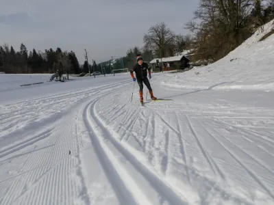 V Velikem Trebeljevem na skrajnem vzhodu Mestne občine Ljubljana sta urejena brezplačno sankališče za otroke in proga za tek na smučeh. Foto: Luka Cjuha