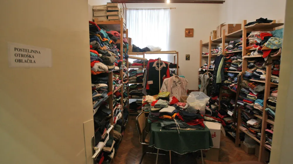 Škofijska karitas Koper - skladišče Ajdovščina - otroška oblačila //FOTO: Tomaž Skale