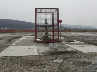 ﻿- naftno-plinsko polje Petišovci pri Lendavi - vrtine  - 27.01.2015 Pomurje - britanska družba za raziskovanje nafte in plina, Ascent Resources, ki v okolici Lendave že več let raziskuje nahajališča plina,  ///FOTO: Luka Cjuha.